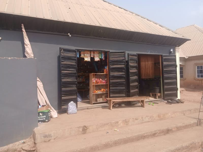 House with Shops Along Kua Road Makurdi for sale in Kua Road, Makurdi, Benue