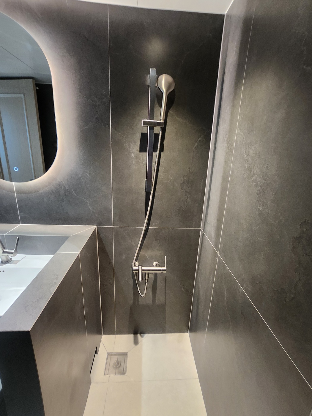 조명을 다르게해서 공간 구분 어두운 타일