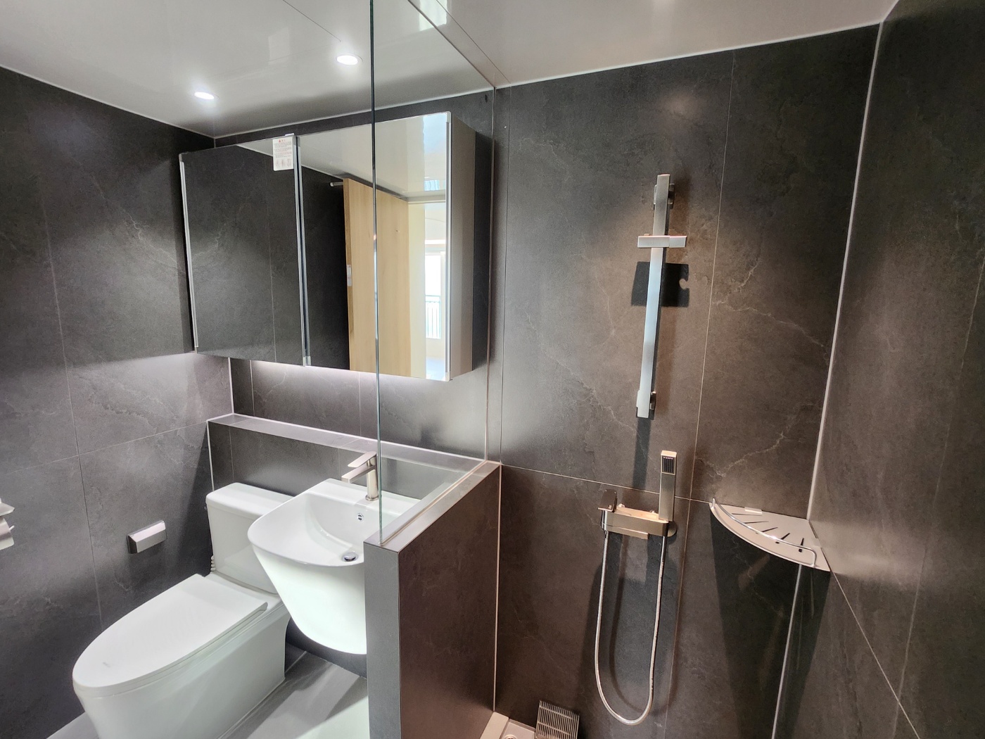 큰타일 어두운 타일 하프