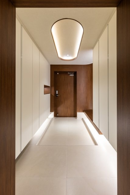 우물천정과 우드톤의 현관까지 일체감