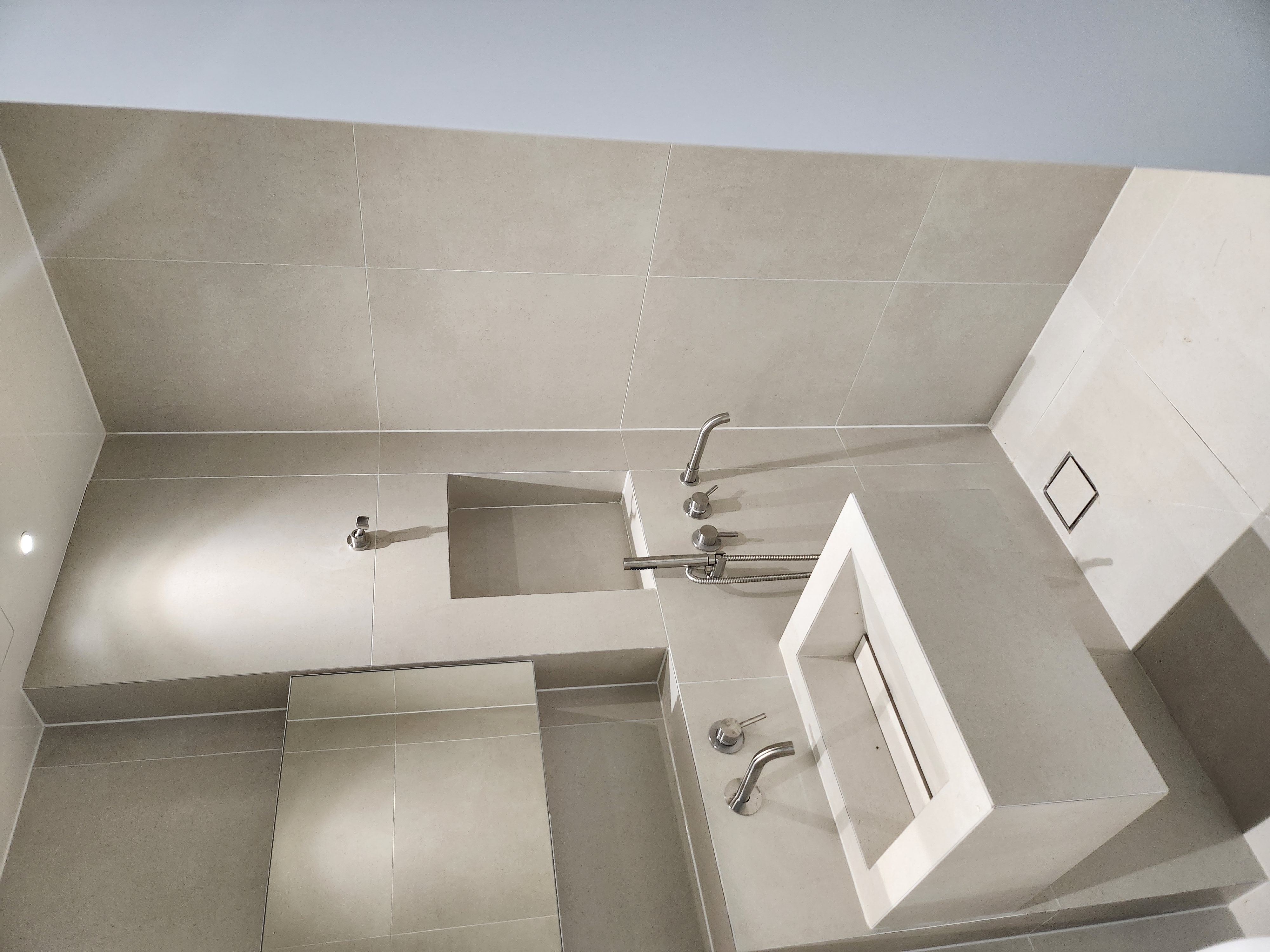 매립선반과 타일 세면대 콜라보