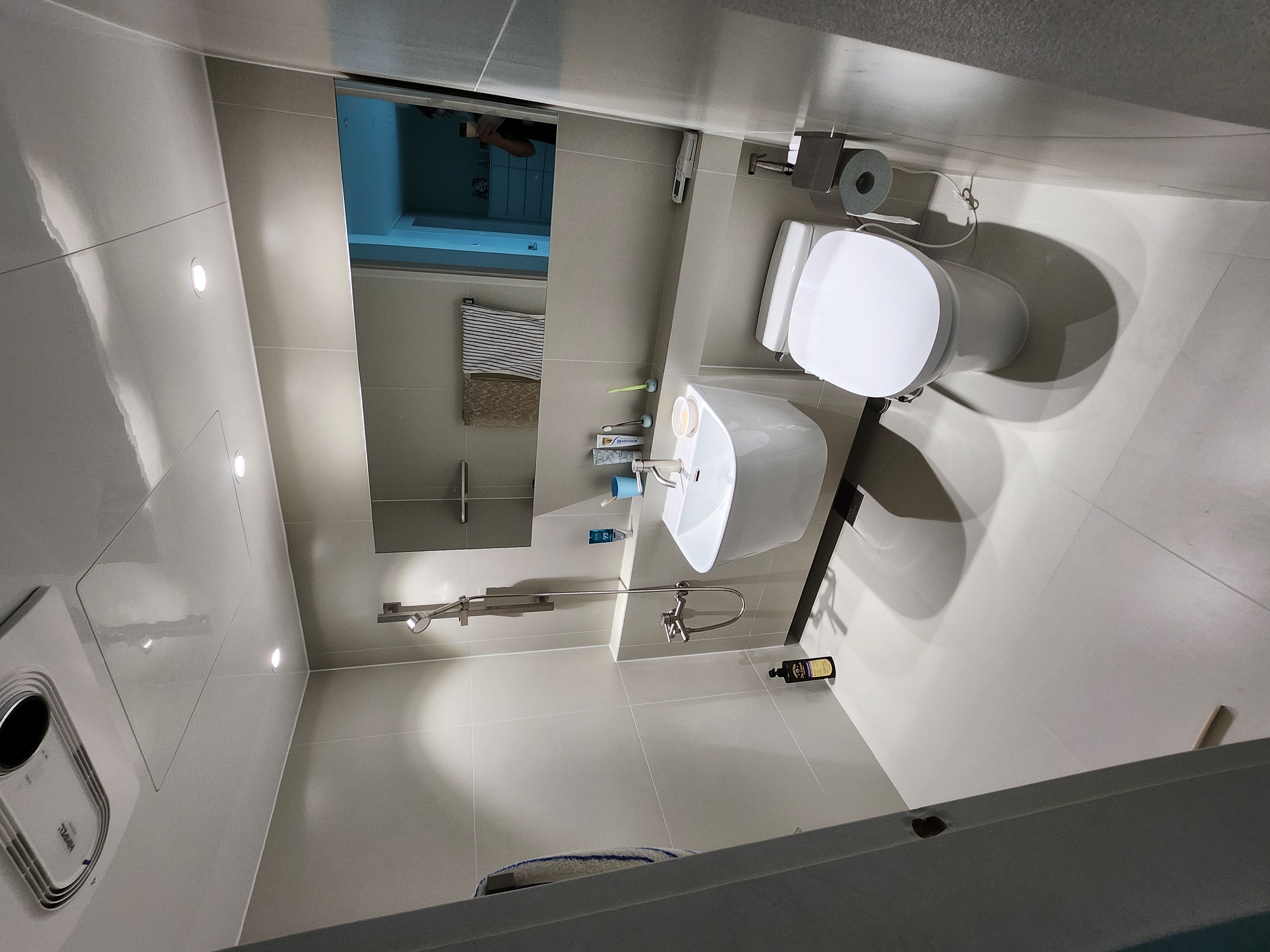 600×600 하부띄움 깔끔한 마감