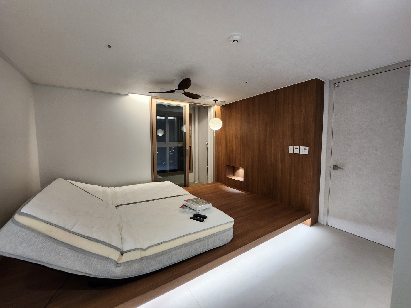 안방 침대 프레임 조명