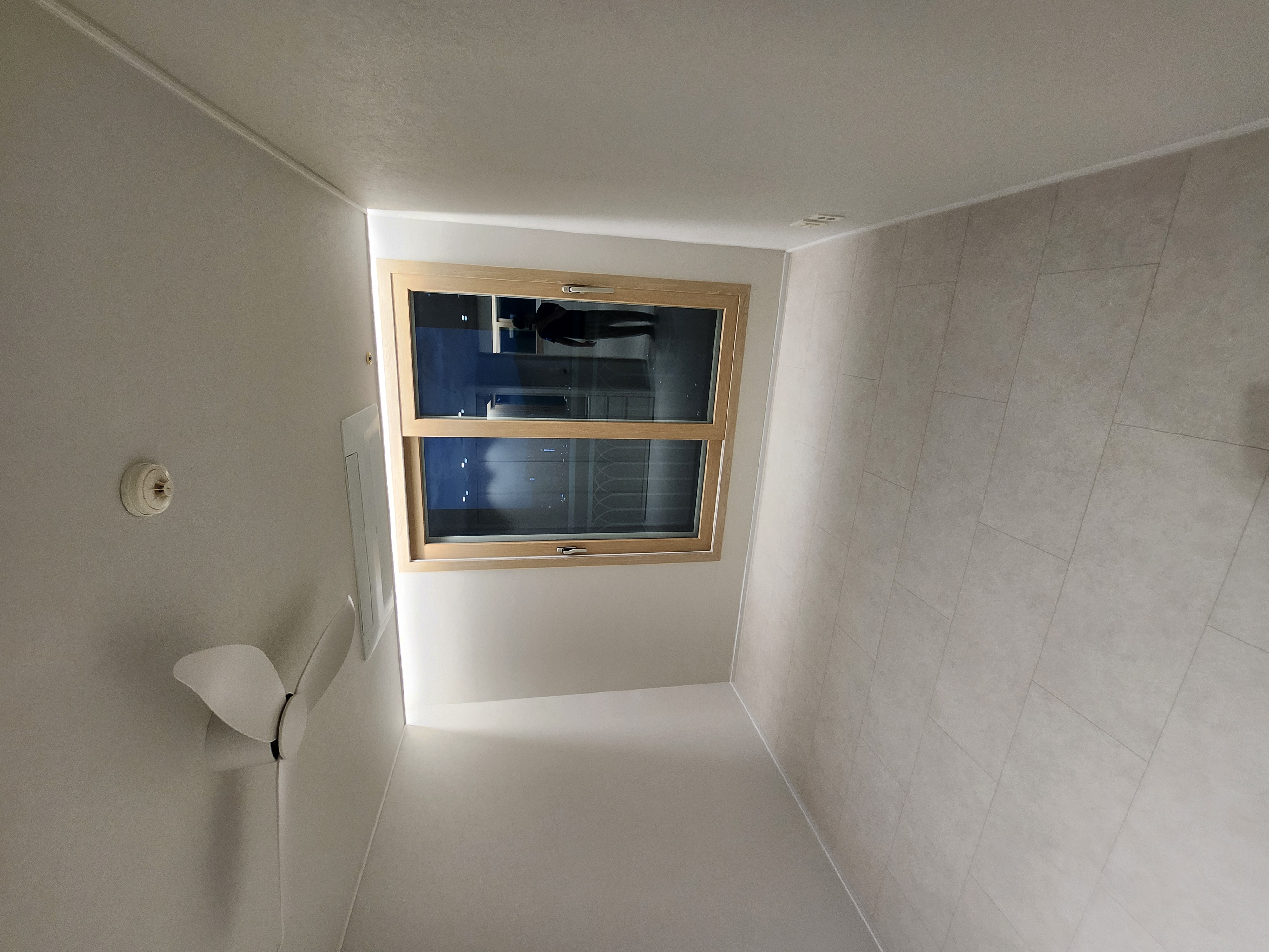 작은방 간접조명 라인 벽지 마감