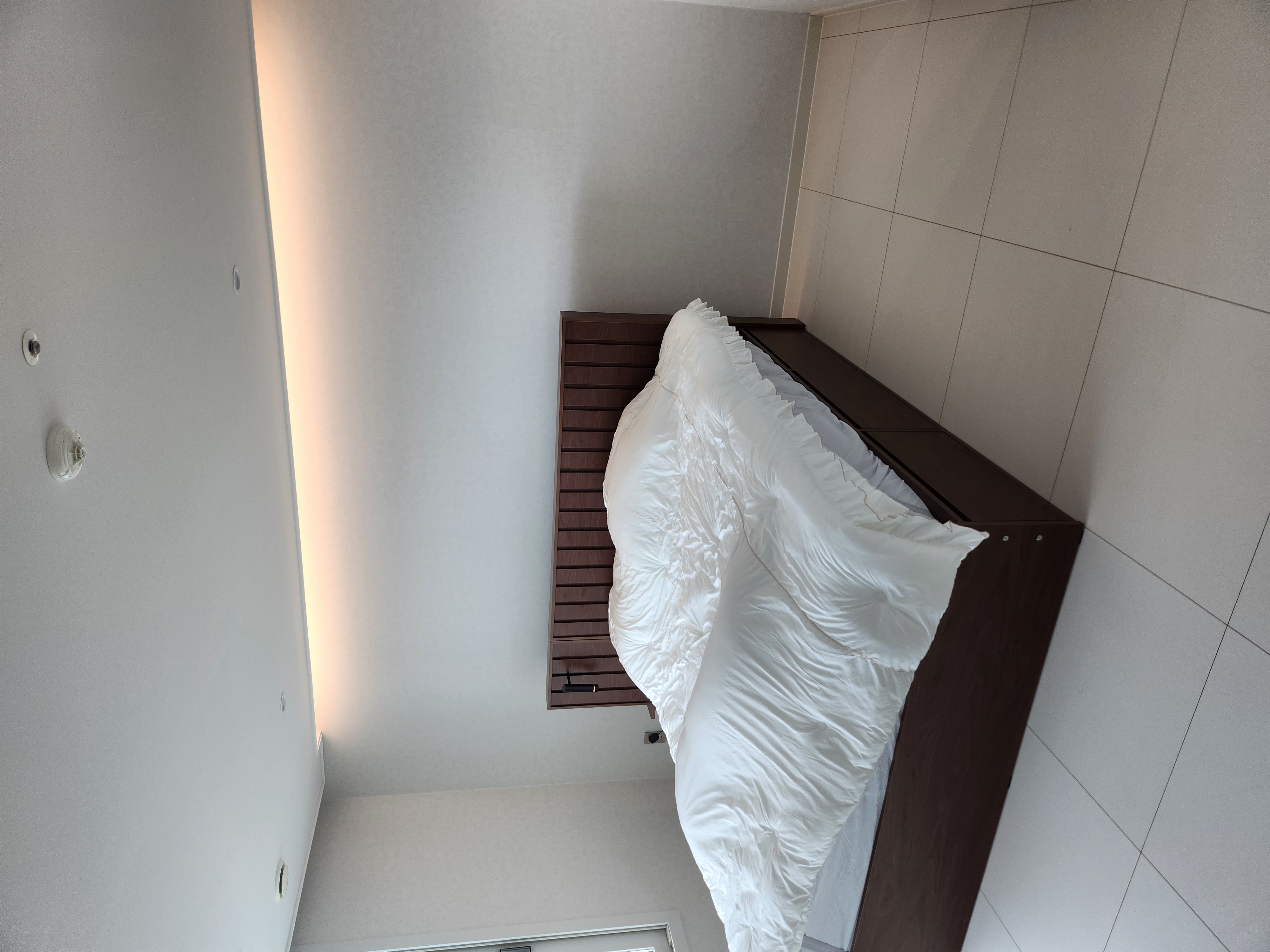 안방 침대 헤드월 도배 및 간접조명 마감