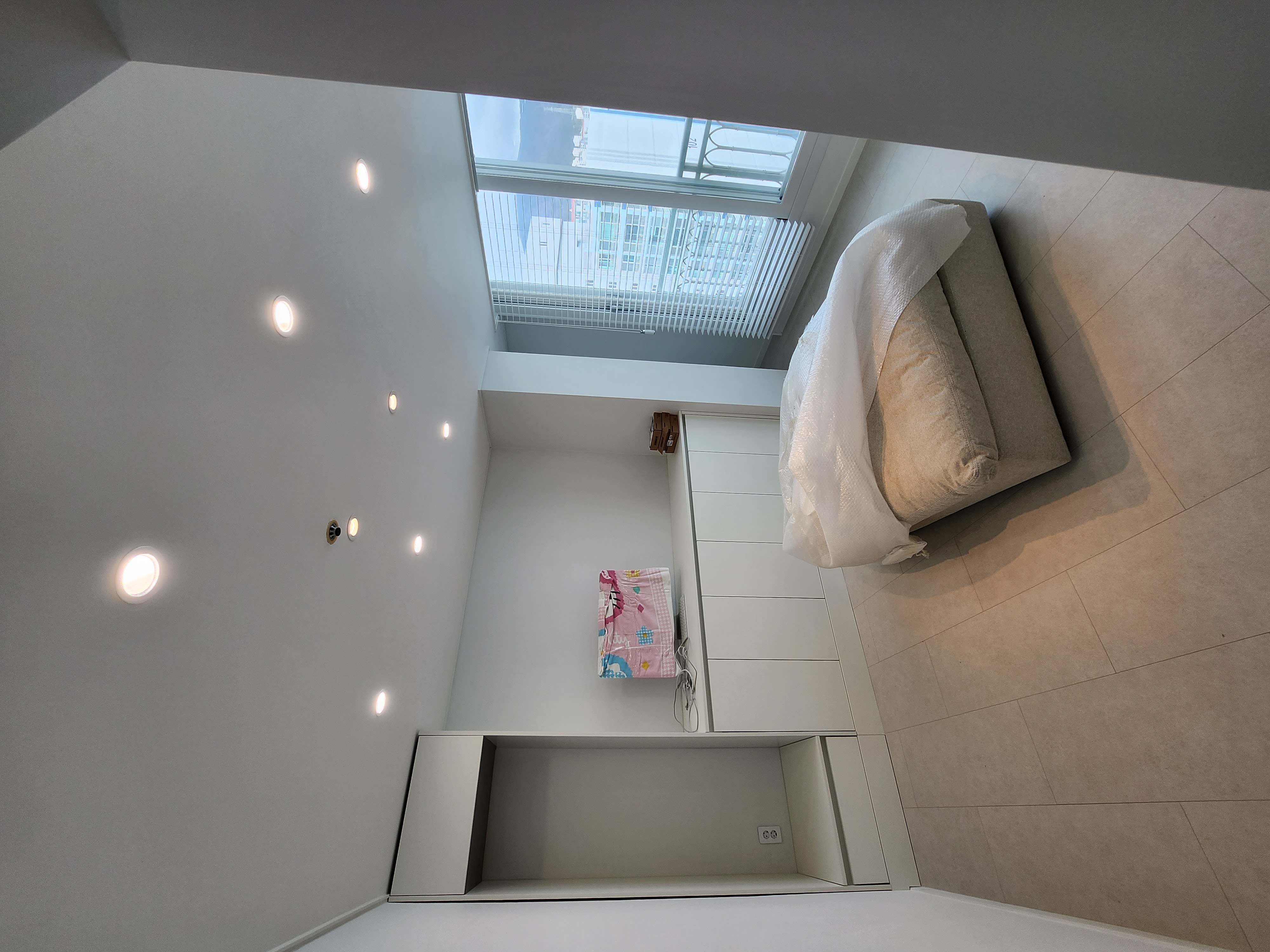 게스트룸 침대 벽면 도배 및 조명 연출