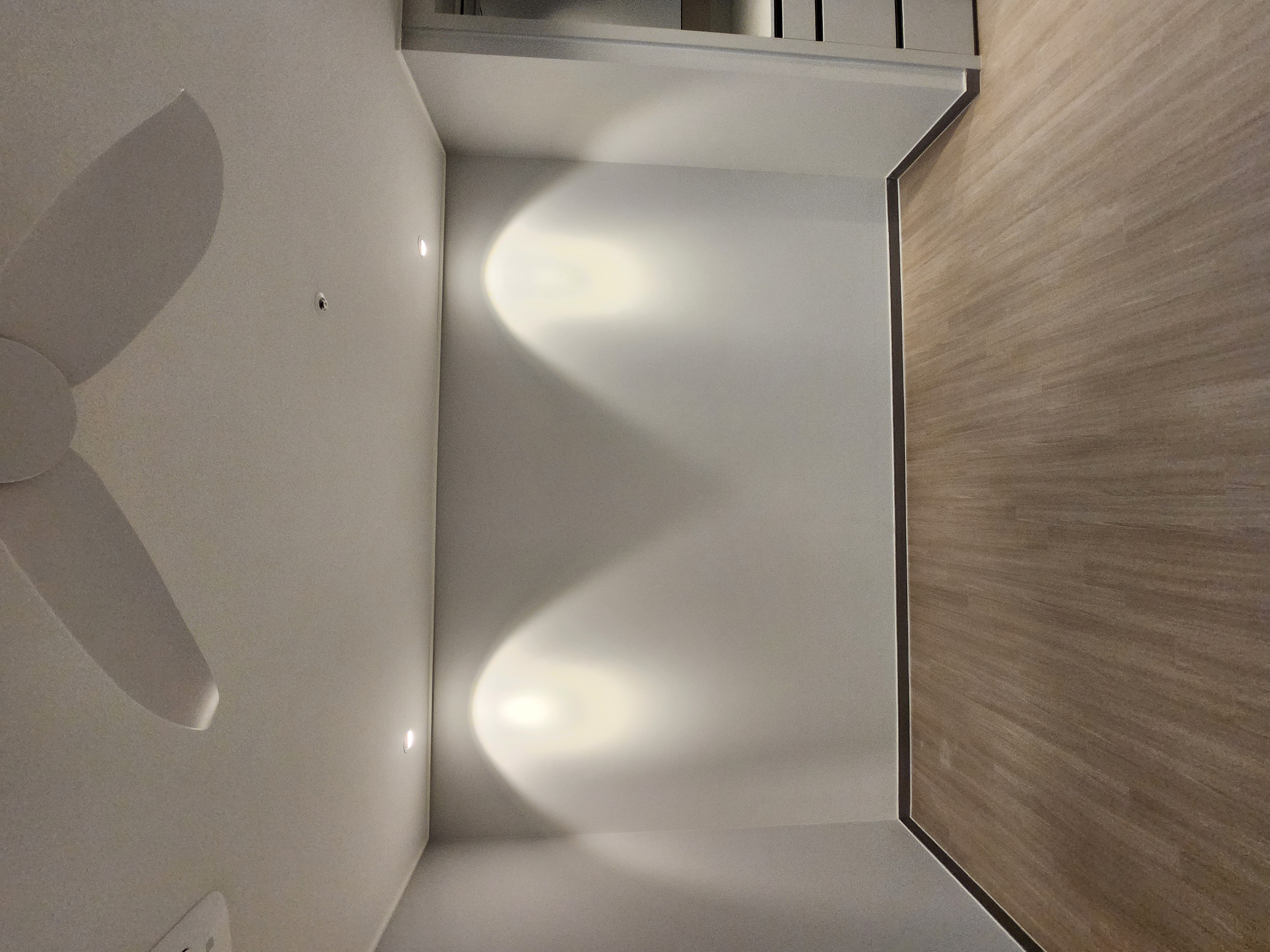 안방 메인 벽면 도배 마감