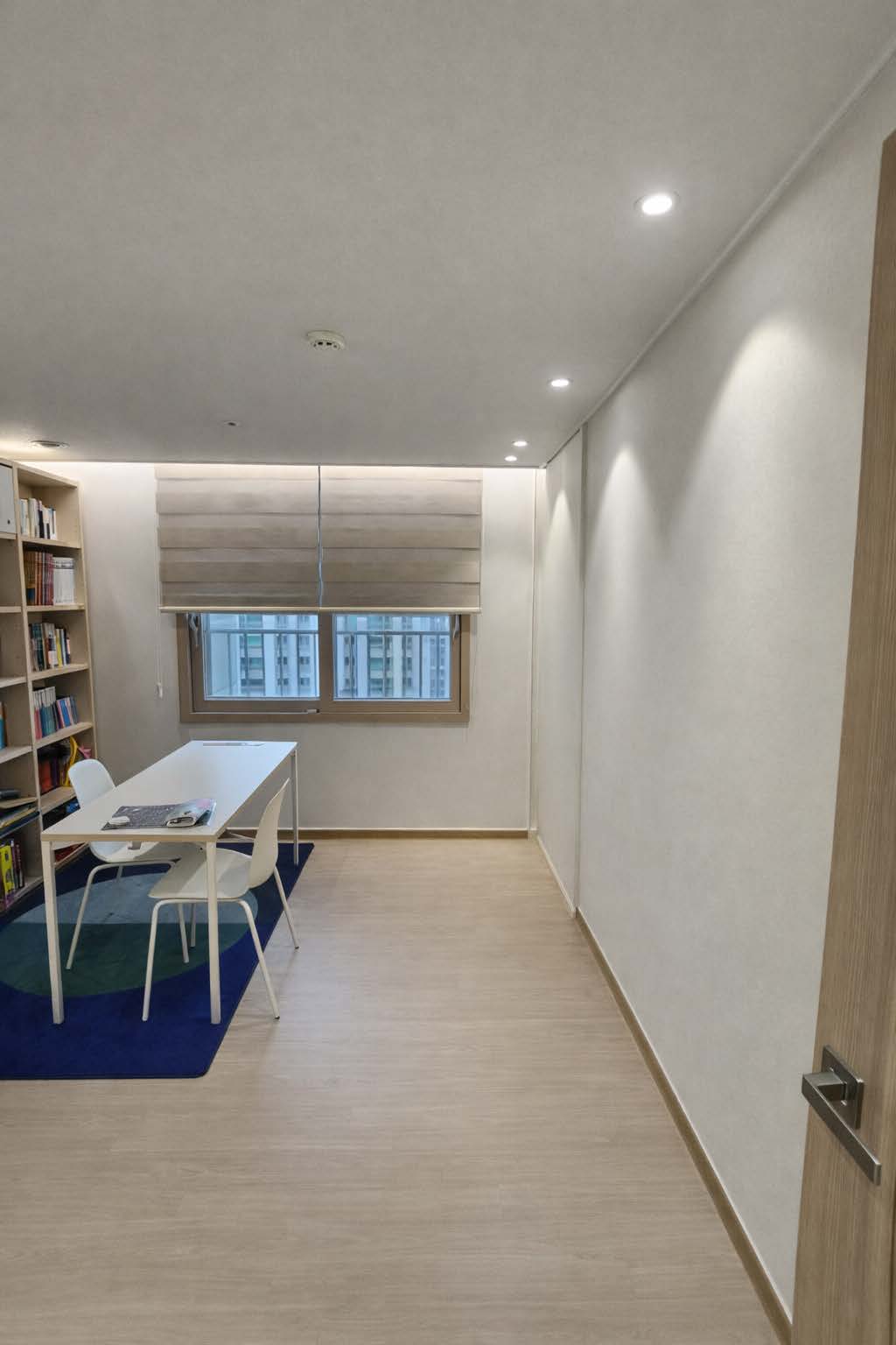 서재 공간 벽면 도배 마감