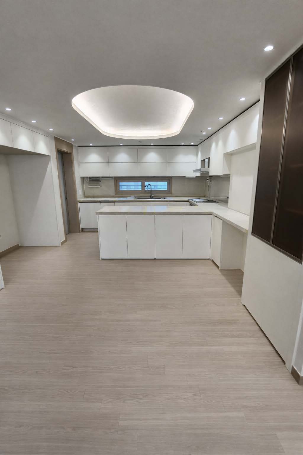 주방쪽 우물천정과 간접조명