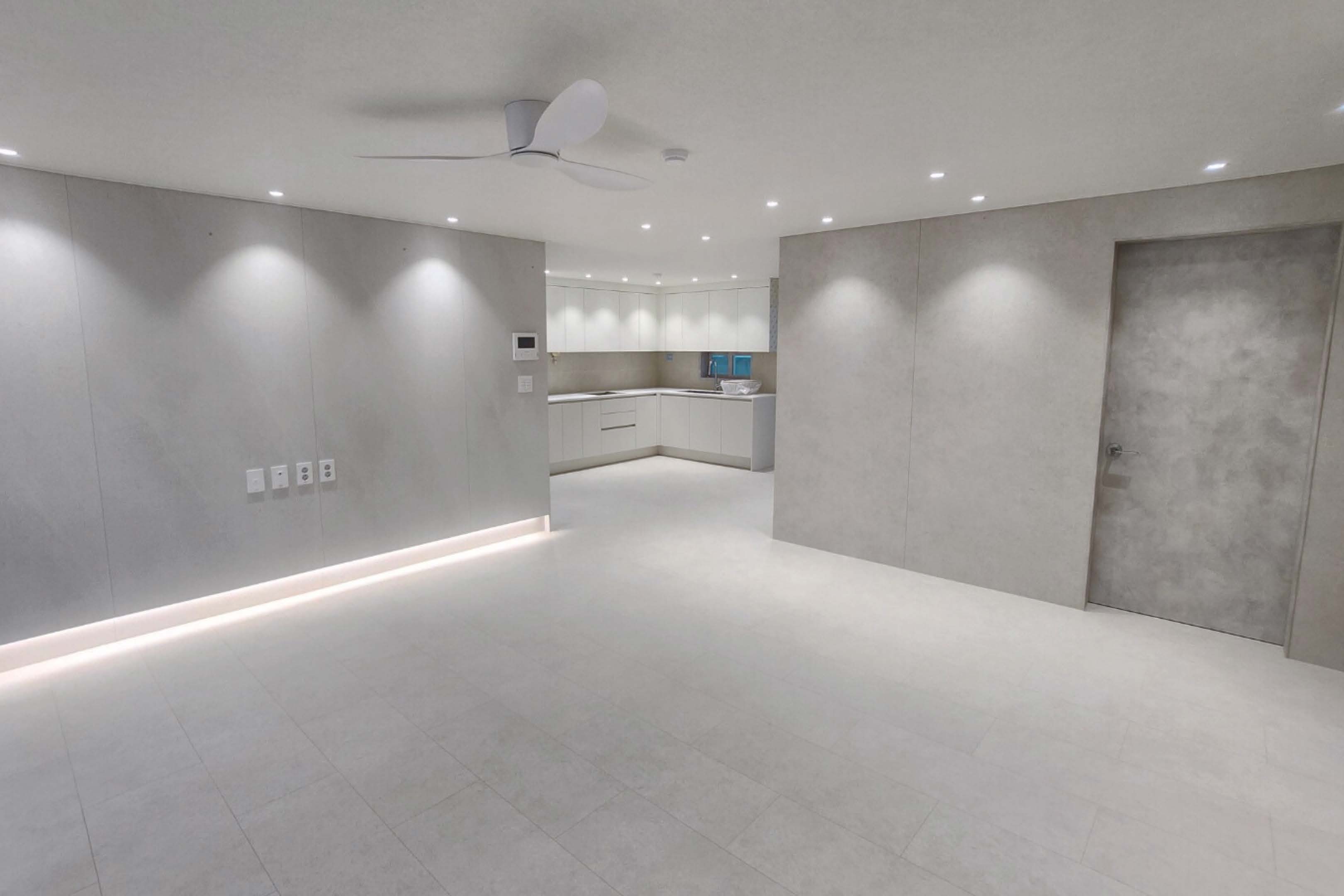 현관에서 바라본 아트월 간접조명