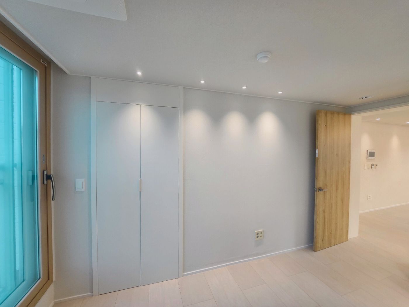 방화문을 덮은 목작업과 필름 조명 콜라보 시너지