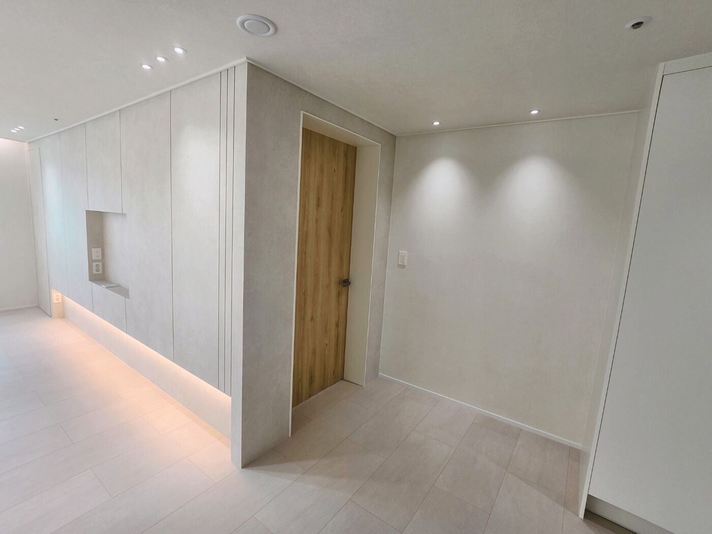 반매립과 스텝도어 형식 간접조명