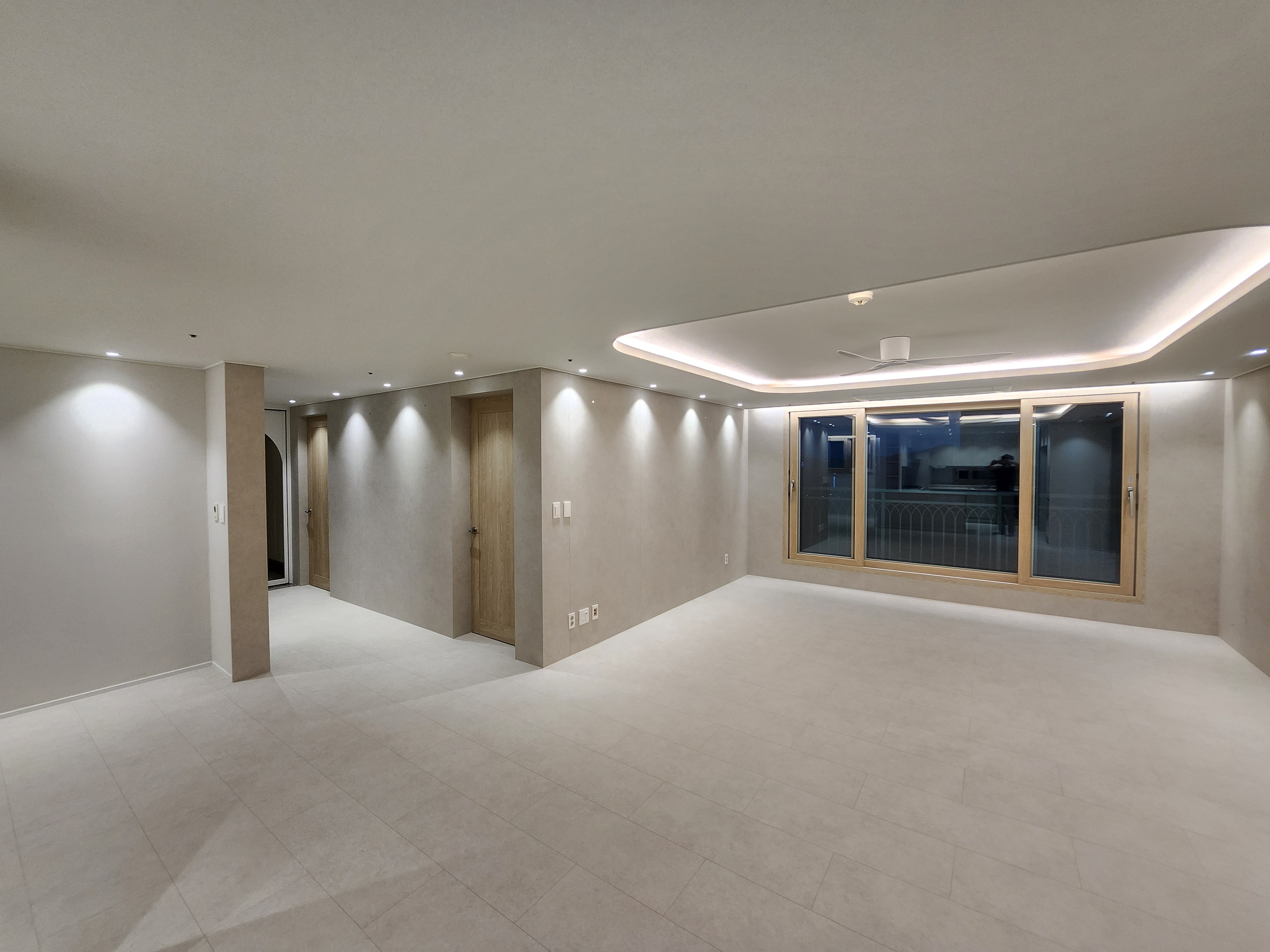 주방에서 바라본 우물천정 조명과 스텝도어