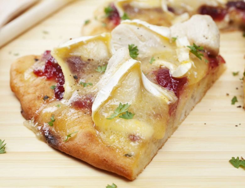 Brie pizza with cranberry which can be replaced for grapes