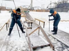 Начали долбить лед на реках: в регионе подготовят 65 купелей на Крещение