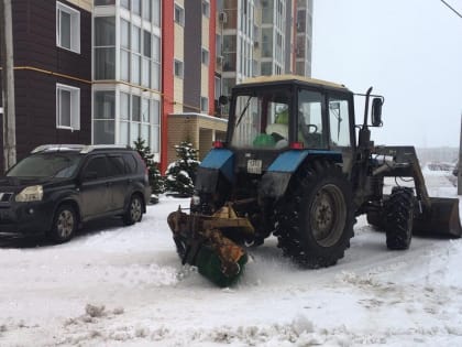 В Волжском ведется расчистка внутриквартальных дорог от снега
