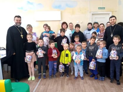 Священники подарили сладкие презенты пациентам детской Волжской больницы