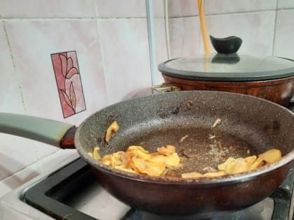 Профессор Пойлов предупредил об опасности сковородки с поврежденным покрытием