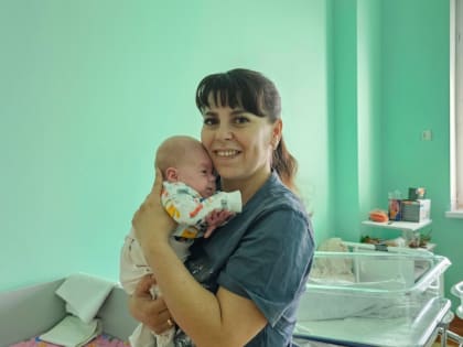 Волгоградские врачи спасли и выходили малышку, родившуюся с весом 700 грамм