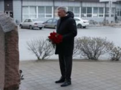 Владимир Марченко возложил цветы к мемориалу, установленному на месте теракта на ул. Качинцев