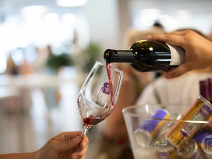 Уролог рассказал, сколько вина может заменить виагру