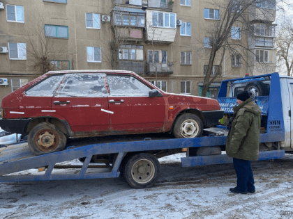 В Волжском начали эвакуировать брошенные автомобили