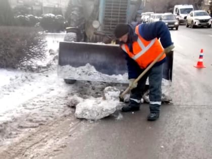 Коммунальщики наводят порядок на дорогах