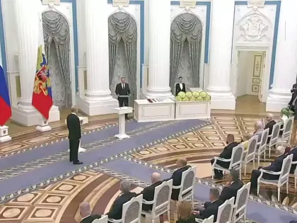 Путин наградил Александру Пахмутову золотой звездой Героя Труда