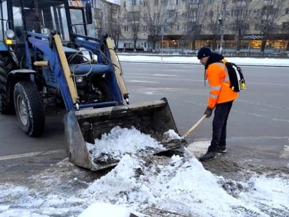 Волжские коммунальщики наводят порядок на дорогах