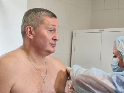 Губернатор Волгограда демонстрирует важность вакцинации от гриппа