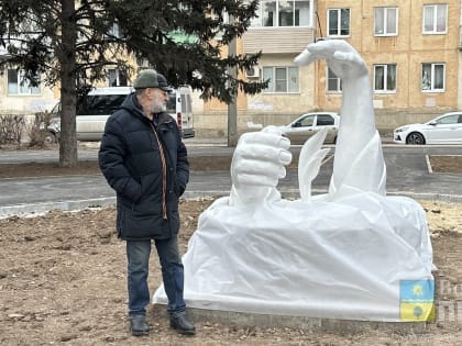 Защищая от солнца и ветра: в Волжском открыли памятник главным его озеленителям – супругам Сапожниковым