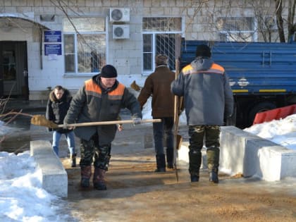 Дорожные рабочие борются с гололедом в Жирновске
