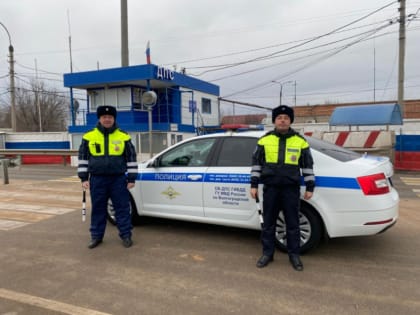 Волгоградские инспекторы ДПС «помогли родить» молодой маме, застрявшей на пути к медикам из-за ненастья