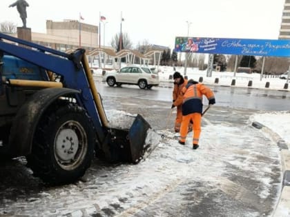 Коммунальные службы наводят порядок на городских дорогах