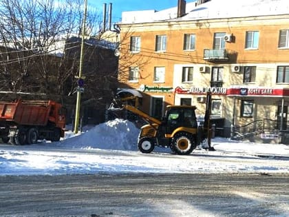 В Волжском уборка дорог от снега и наледи ведется в круглосуточном режиме