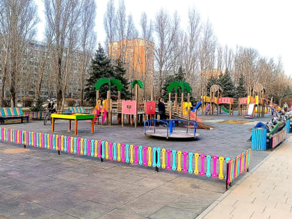 На общественных пространствах Волжского производят замену детского игрового оборудования