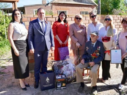 В Астрахани поздравили с Днем Победы командира танка Т-34