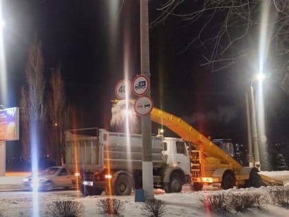 Коммунальные службы расчищают городские дороги от снега