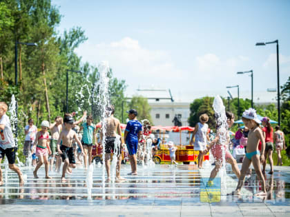 Освежает, но заражает: чем опасно купание в фонтане для детей, рассказали в Роспотребнадзоре