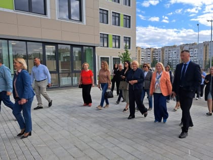 В Волгограде партийный десант оценил готовность двух новых школ к приему детей