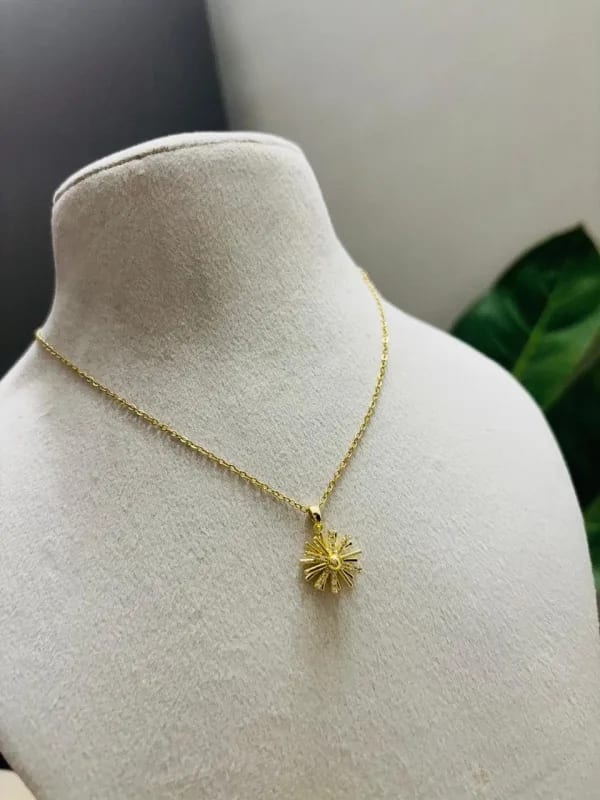 Rotating Star Glow Necklace thumbnail 3
