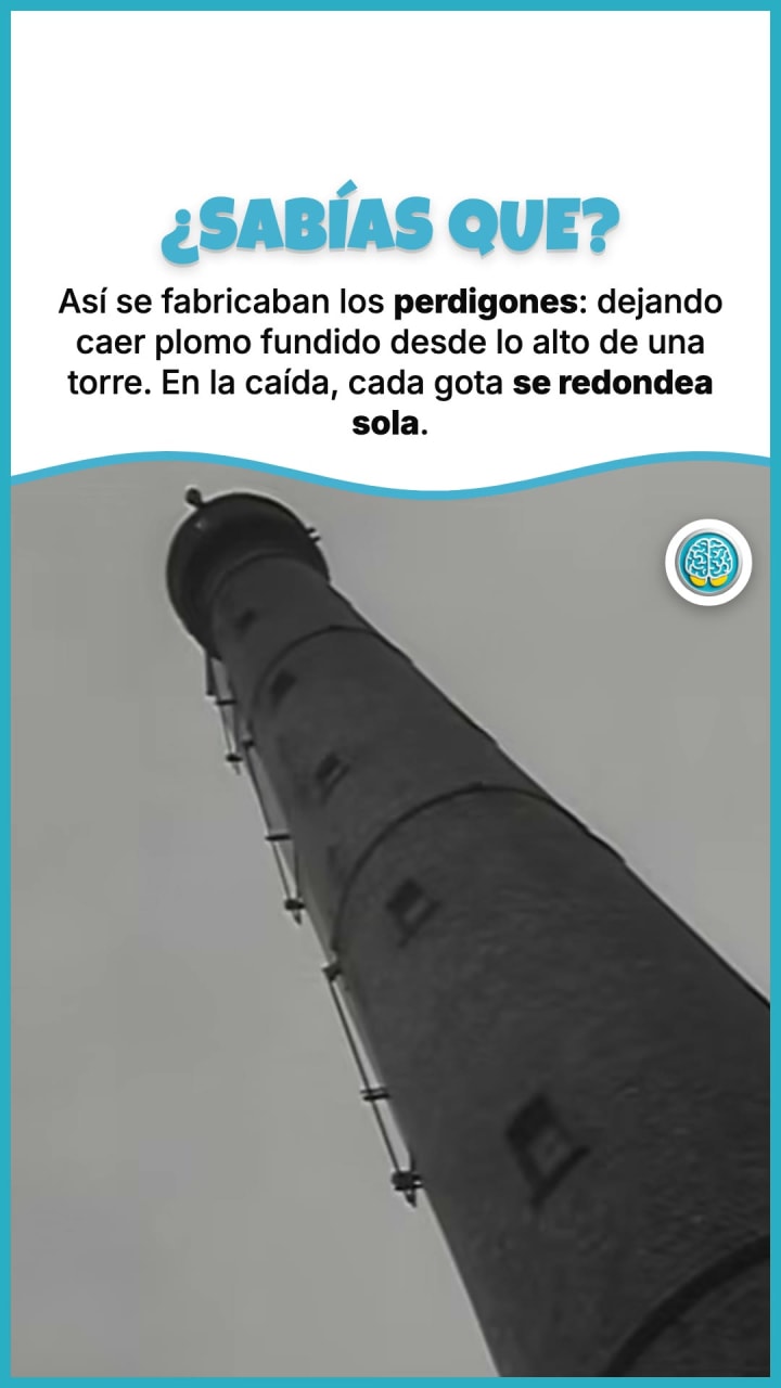 Así se fabricaban los perdigones: dejando caer plomo fundido desde lo alto de una torre. En la caída, cada gota se redondea sola.
