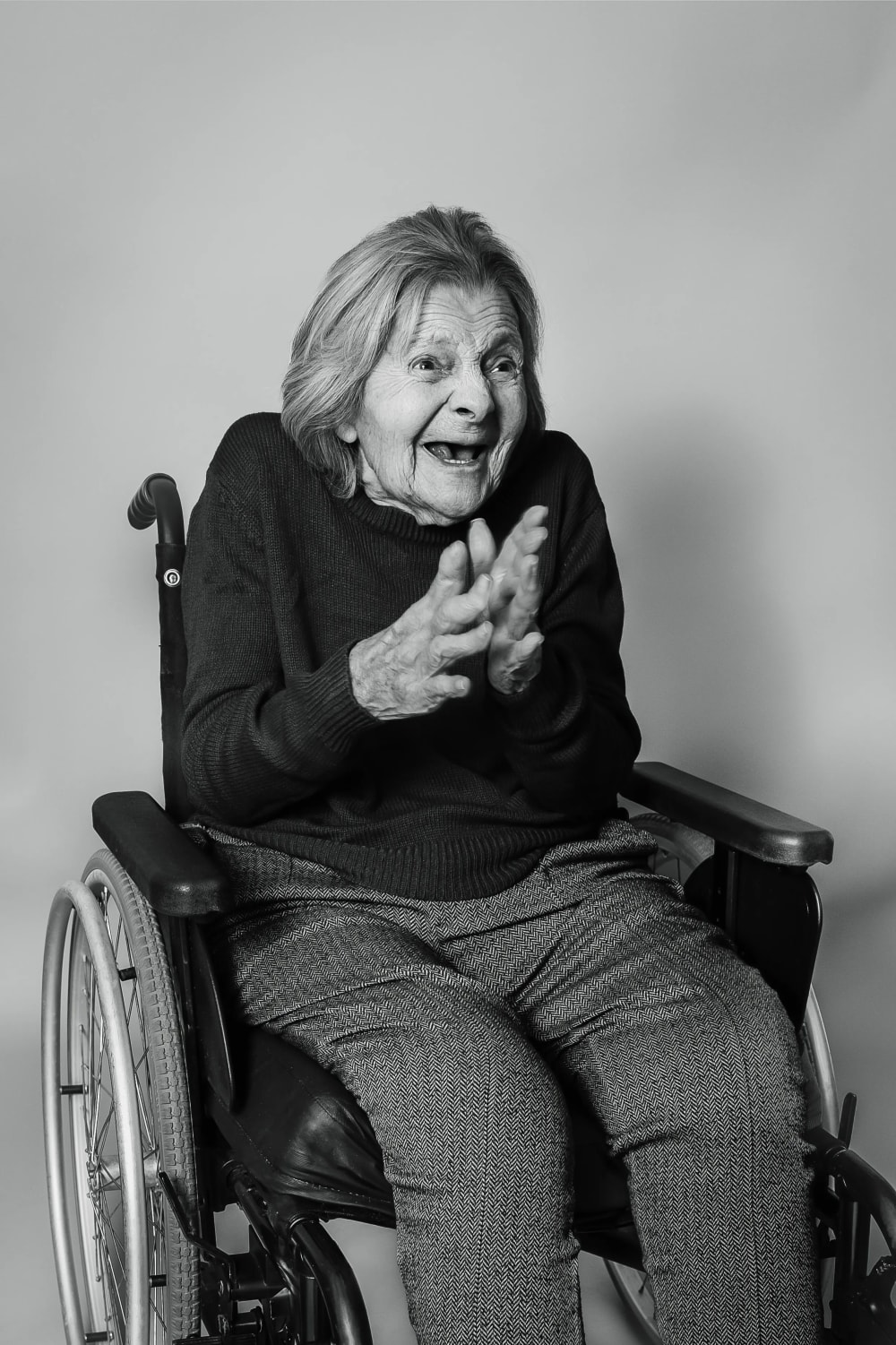 Portrait lumineux d'une résidente en EHPAD