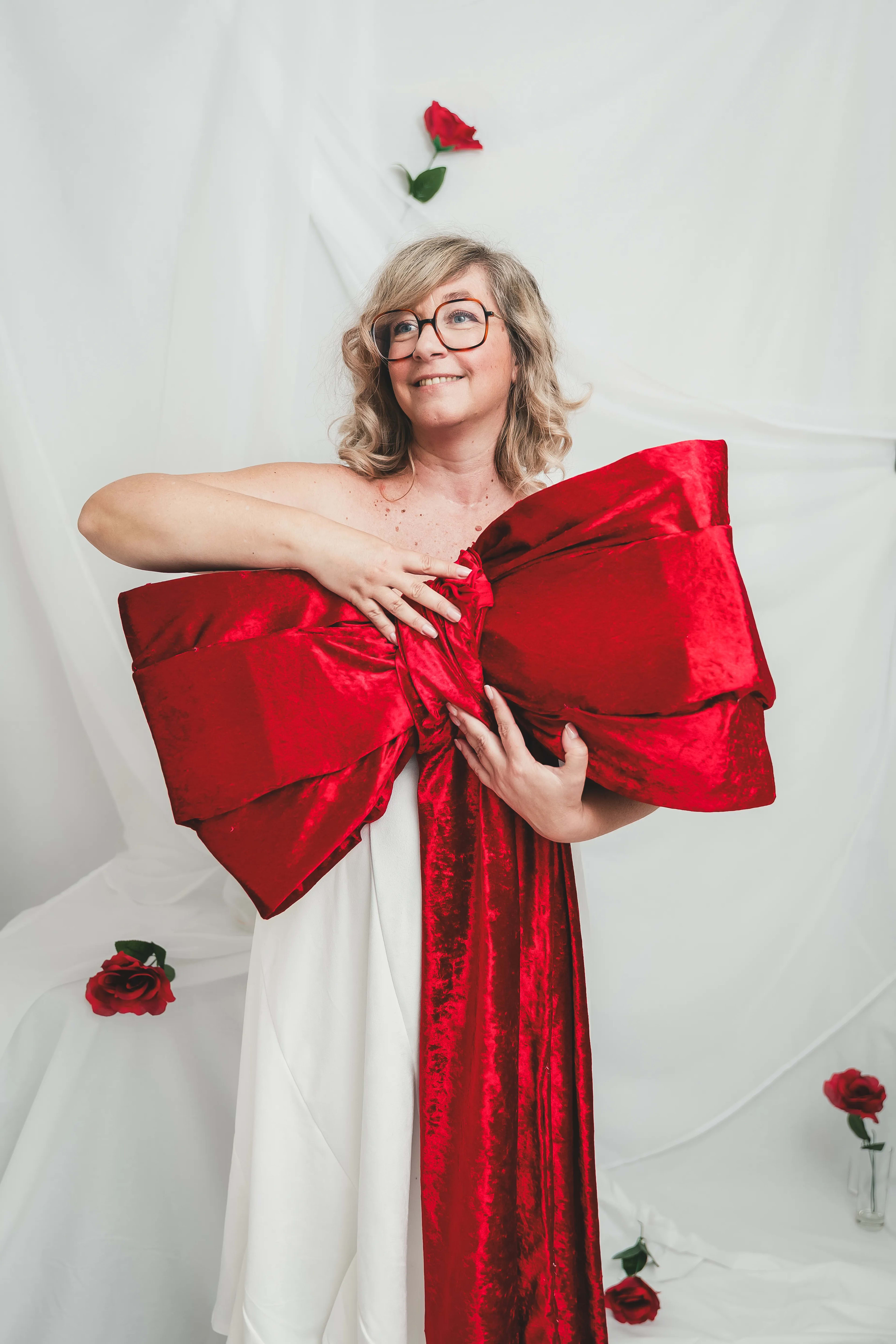 Une participante prend la pose lors de l'événement On Pose pour le Rose