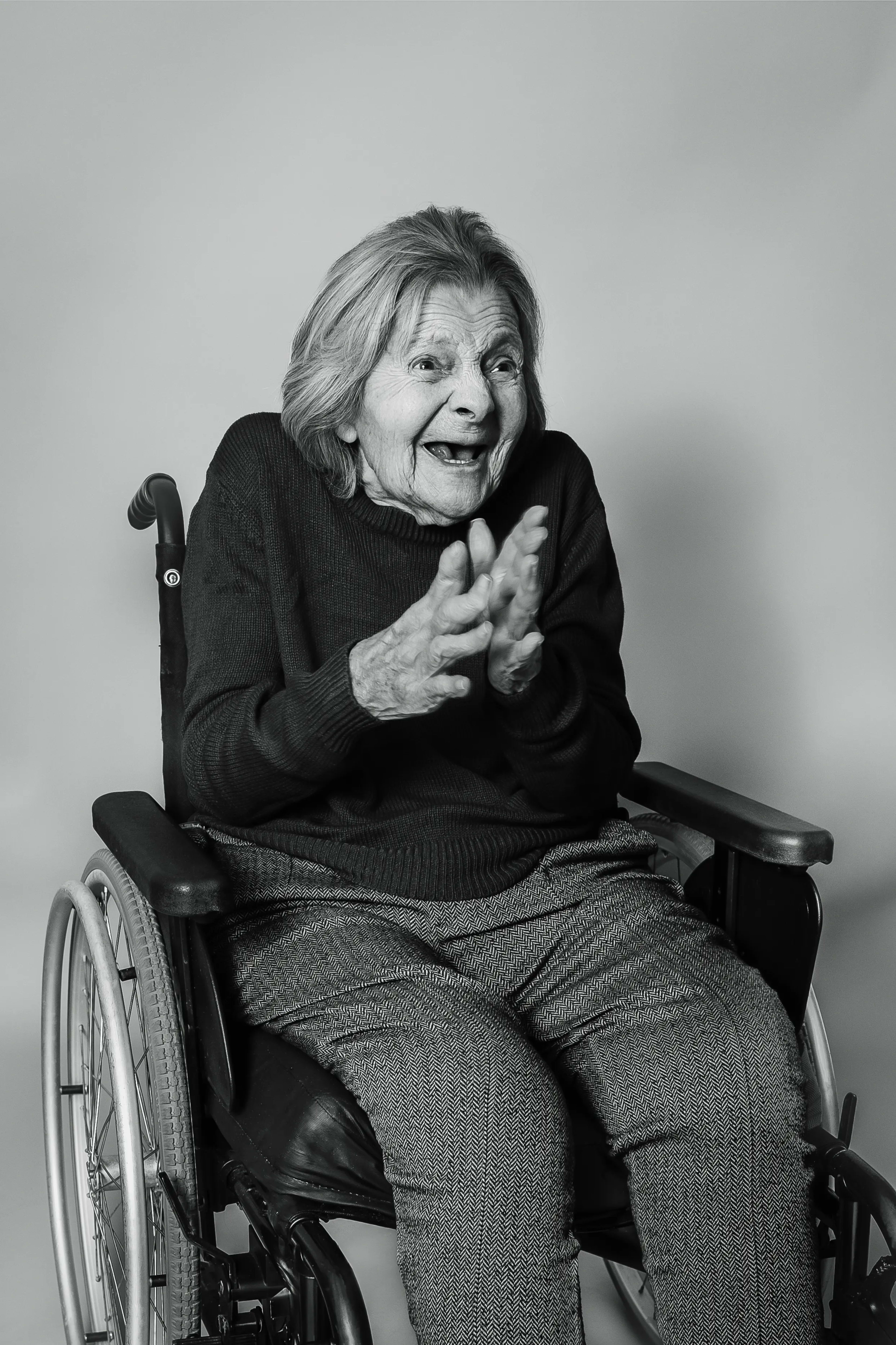 Portrait lumineux d'une résidente en EHPAD