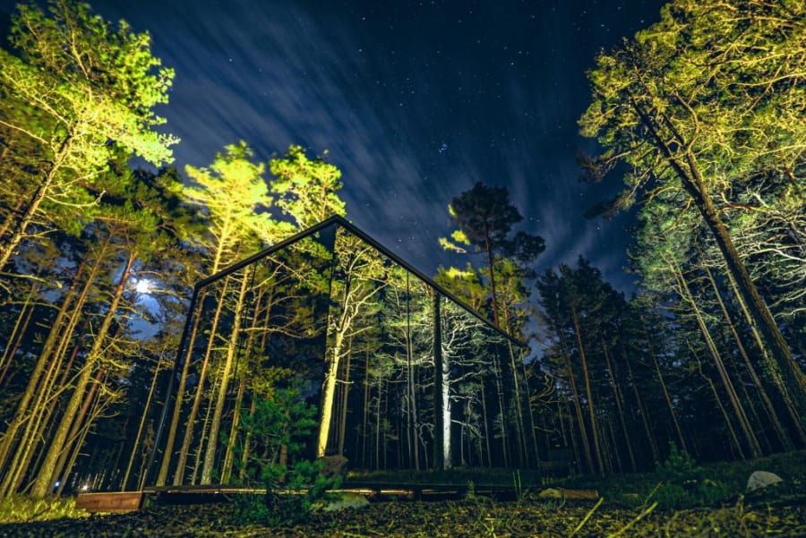 Stay ÖÖD Rooslepa forest mirror house in Lääne-Nigula, Estonia — pets allowed