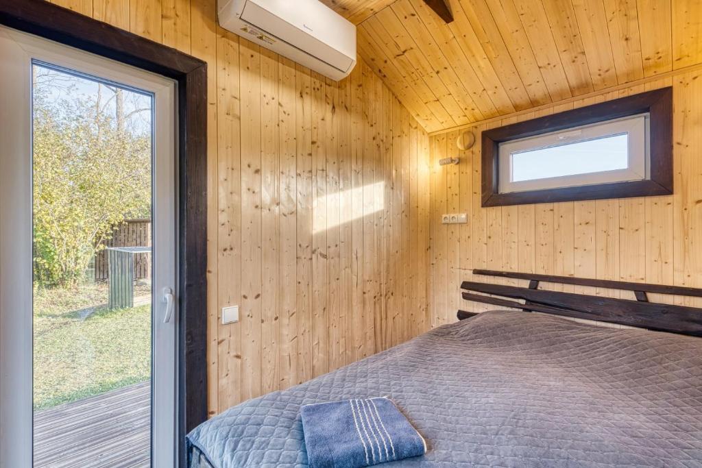 Paberzi Design Cabin — Upeskrasta miers Latvijas laukos — 6