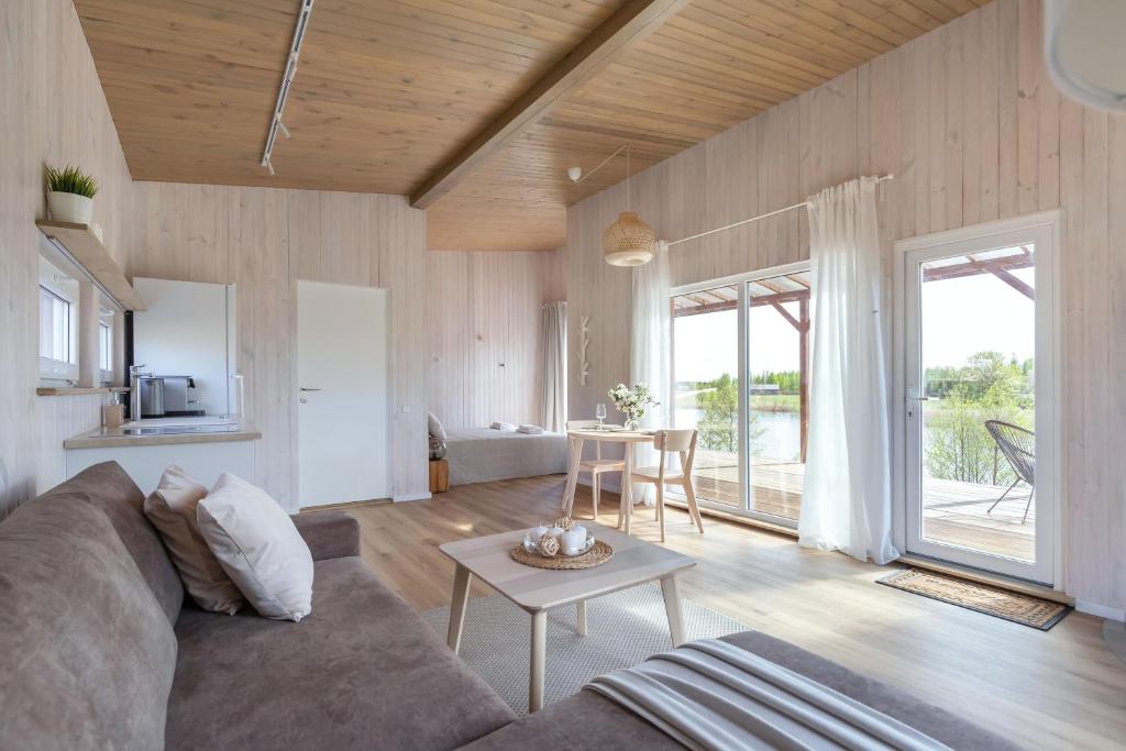 Pineplace twins NIDA — Ezera rāmums Lietuvas laukos — 6