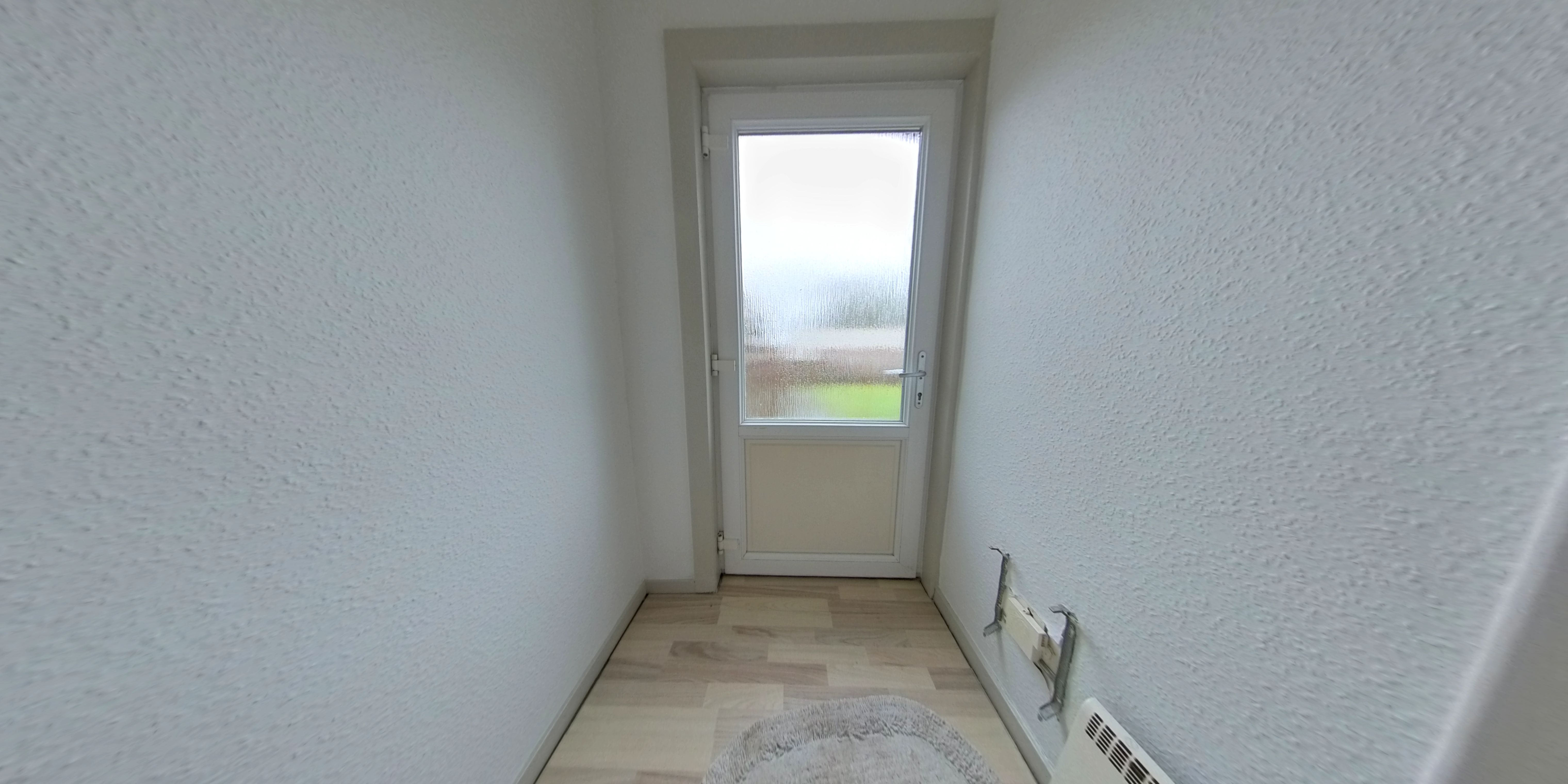 Dejlig stor 3-værelses lejlighed med privat indgang og have