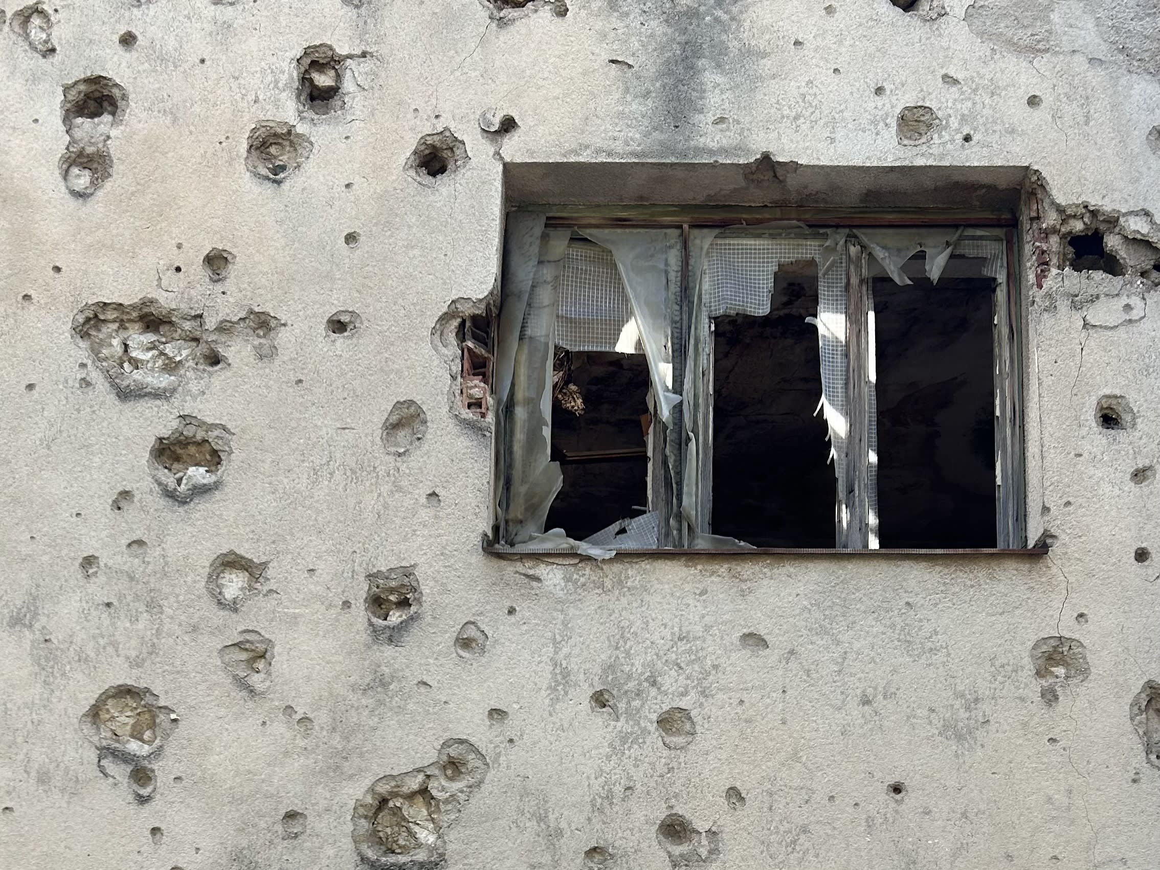 Ventana con impactos de bala en el Hospital de Mostar - huellas del conflicto